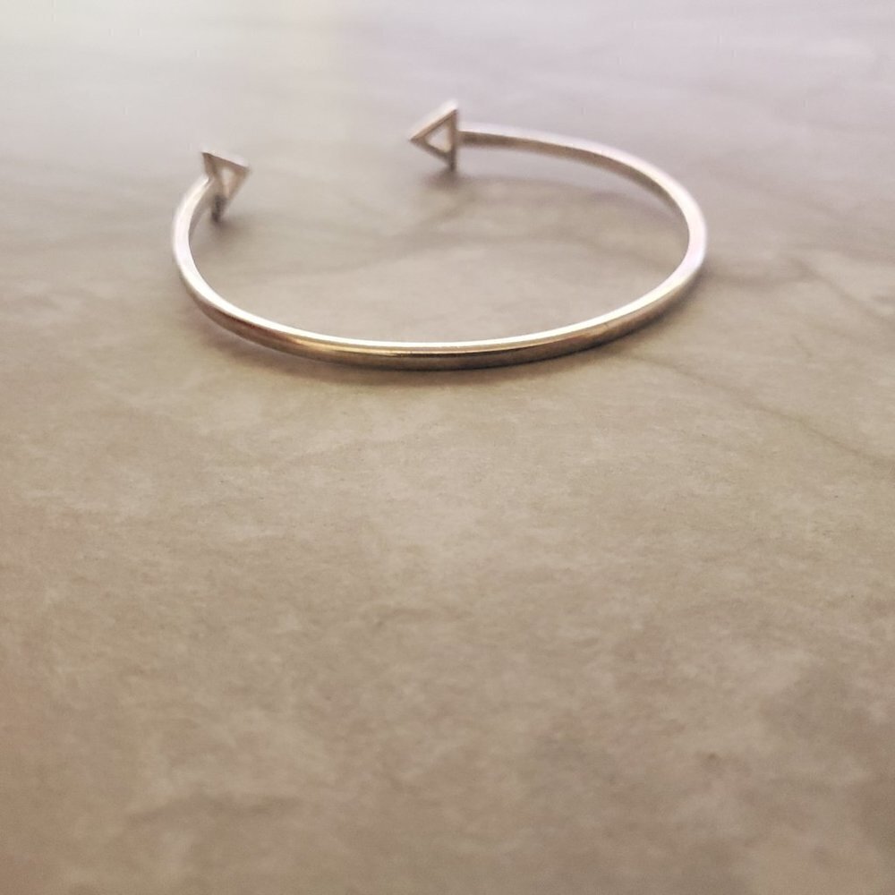 ✨ Stella and Dot Triangle Pave Rhinestones Minimalist Bangle Bracelet ✨ - Picture 3 of 7